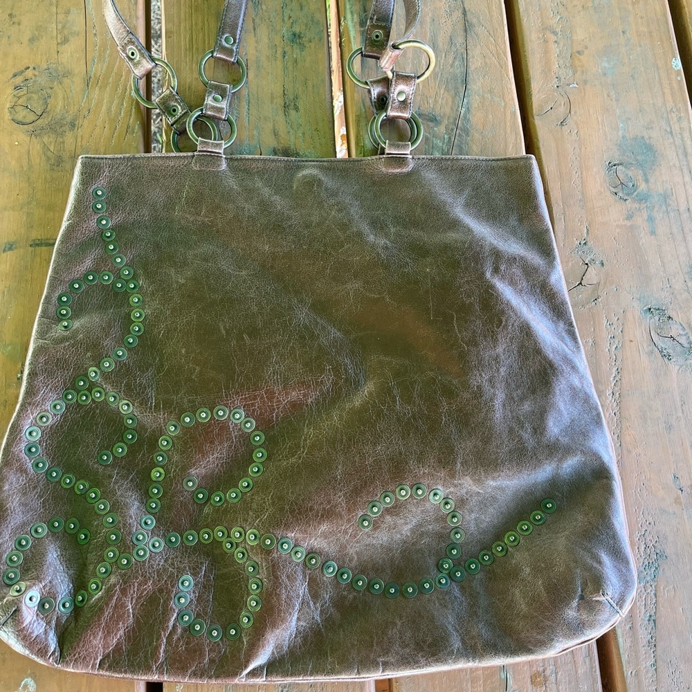 BERGE MADE IN ITALY TAN LEATHER LARGE SHOULDER BAG WITH STUDDED DESIGN